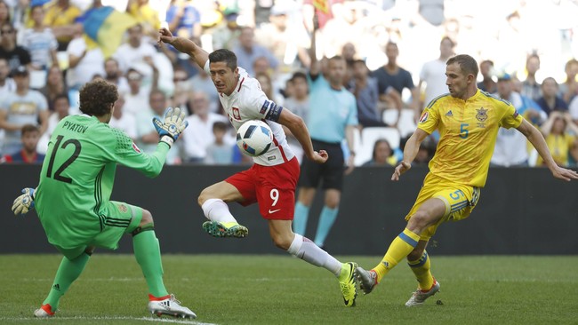 Polandia dibuat kesulitan oleh Ukraina pada babak pertama laga terakhir Grup C Piala Eropa 2016 di Stade Velodrome, Marseille, Selasa (21/6). 