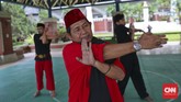 Maen Pukulan ala Betawi Silat atau maen pukulan adalah budaya asli Betawi yang mendapat pengaruh banyak budaya. Ada sekitar 317 aliran silat di wilayah Jakarta.