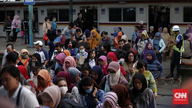 Antrean penumpang di stasiun KRL wilayah Jabodetabek dilaporkan mengular di beberapa tempat akibat pembaruan sistem pembelian tiket elektronik.