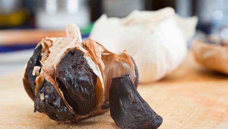 Selain memberikan manfaat kesehatan, bawang putih hitam atau bawang hitam juga memberikan cita rasa unik dalam masakan. Nah Bunda bisa membuatnya di rumah nih.