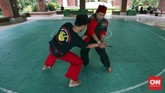 Maen Pukulan ala Betawi Silat atau maen pukulan adalah budaya asli Betawi yang mendapat pengaruh banyak budaya. Ada sekitar 317 aliran silat di wilayah Jakarta.