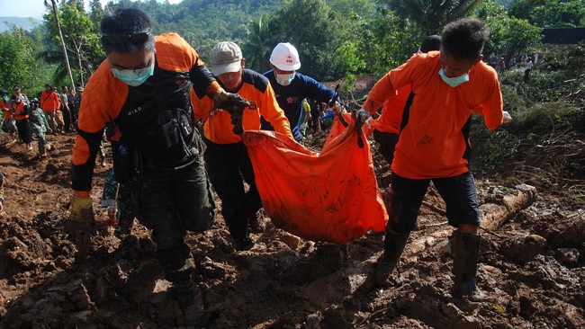 Sepanjang 2016, bencana banjir paling banyak terjadi, yaitu 659 kejadian. Namun korban jiwa terbanyak diakibatkan oleh bencana tanah longsor.