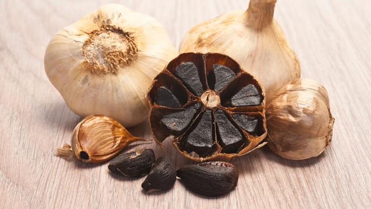 Bawang hitam memiliki banyak manfaat untuk kesehatan lho Bun, tapi apakah juga punya efek samping jika dikonsumsi. Cek di artikel ini yuk!