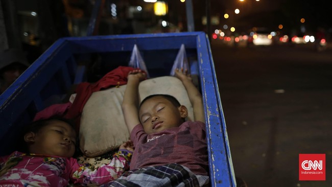 Pemprov DKI Jakarta hanya bisa memberikan sanksi kurungan atau denda kepada warga atau pendatang yang tidak memiliki dokumen kependudukan yang lengkap.