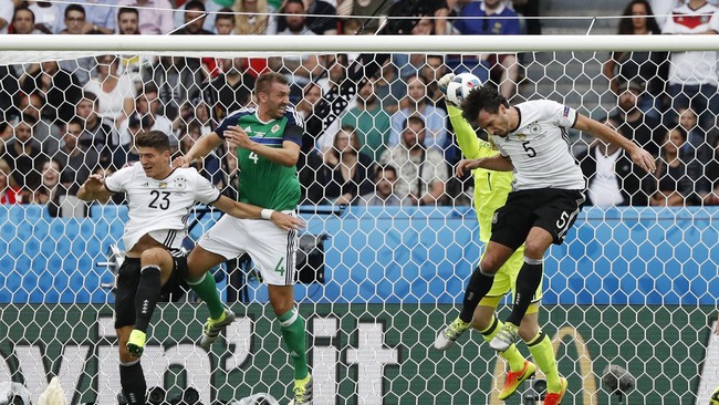 Gol Mario Gomez ke gawang Irlandia Utara pada menit ke-29 babak pertama membuka asa Jerman lolos ke babak 16 besar sebagai juara Grup C.