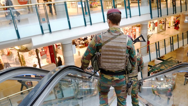 Kepolisian Belgia menahan satu pria di salah satu pusat perbelanjaan di Brussels karena diduga membawa bahan peledak. Namun ternyata, rompi peledak itu palsu.