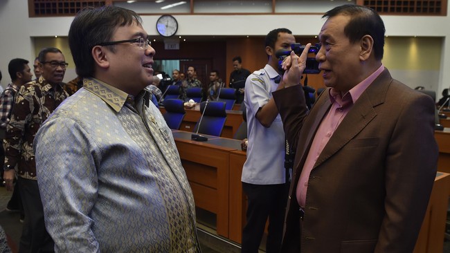 Target penerimaan perpajakan turun menjadi Rp1.539,16 triliun dari target awal Rp1.546,7 di APBN 2016.