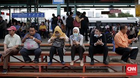 Bangku Tunggu KRL Mirip Jemuran Handuk, PT KAI Kaji Evaluasi