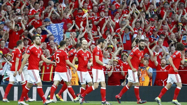 Wales berhasil lolos ke 16 besar Piala Eropa usai mengalahkan Rusia dengan skor 3-0. Wales lolos sebagai juara grup setelah Inggris dan Slovakia bermain imbang.