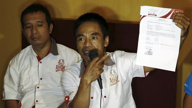 Seorang bekas relawan Teman Ahok mengaku ditarget 140 KTP dan dibayar Rp500 ribu per pekan. Jika mencapai target, relawan mendapat bonus Rp500 ribu lagi.