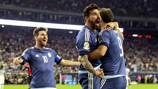 Edgardo Bauza tak mau memberikan beban berlebihan pada Lionel Messi. Ia ingin pemain Argentina lainnya ikut berpikir memecahkan masalah yang ada.