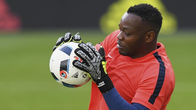 Penjaga gawang Perancis Steve Mandanda berharap mendapatkan kesempatan bermain dan tak hanya duduk manis menyaksikan Hugo Lloris di Piala Eropa 2016.