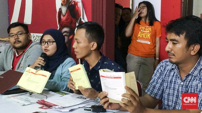 Teman Ahok menyatakan tiga eks relawan yang berbuat curang dalam proses pengumpulan KTP telah dipecat.