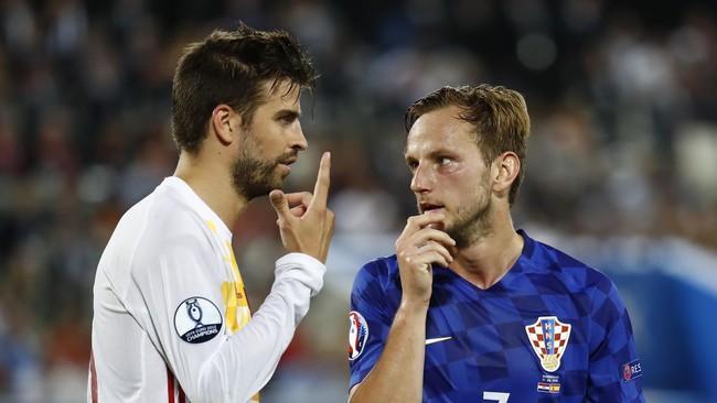 Tak jua harmonis dengan suporter-suporter Spanyol, Gerard Pique mempertimbangkan untuk pensiun dari tim La Furia Roja usai Piala Dunia 2018.