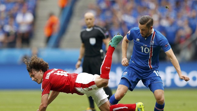 Kiper Islandia Hanner Thor Halldorsson menunjukkan performa gemilang setelah Islandia unggul 1-0 atas Austria di Stade de France.