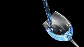 Wine Biru, Inovasi Wine Baru yang Terinspirasi Laut