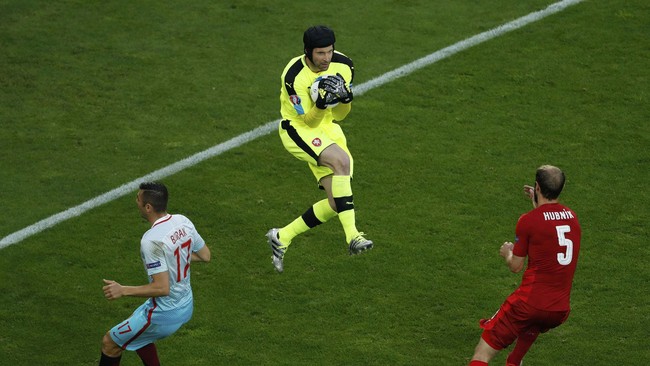 Petr Cech secara sah memecahkan rekor Peter Schmeichel sebagai kiper paling sering kebobolan dalam perhelatan Piala Eropa.