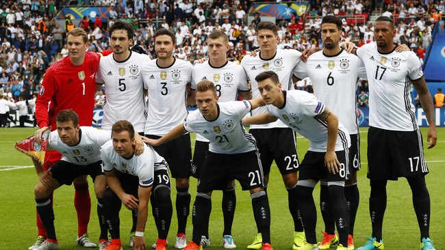 Joachim Loew tidak menganggap Jerman sebagai tim favorit. Sebagai tuan rumah, Perancis diklaim Loew memiliki keuntungan di babak semifinal.