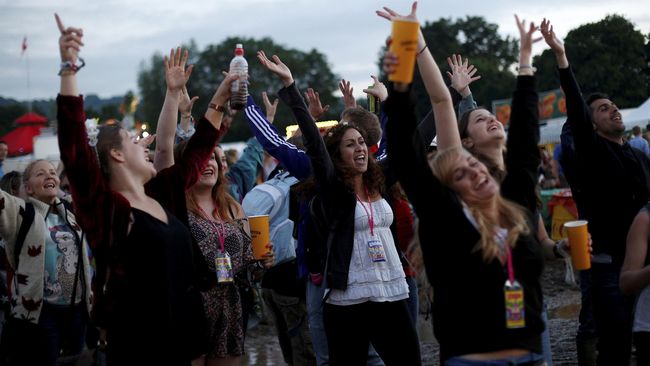 Karena macet panjang, pengunjung Glastonbury memilih berjalan kaki menuju lokasi. Lebih baik kelelahan daripada ketinggalan musisi idaman.