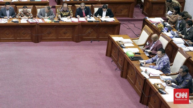 Revisi KUHP rencananya disahkan pekan depan, namun sejumlah pasal seperti pasal zina, penghinaan presiden, dan komunisme masih diperdebatkan.