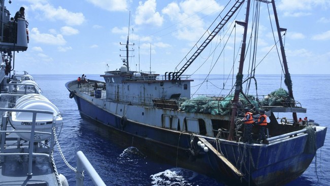 KRI Imam Bonjol (383) melakukan pemeriksaan  kapal nelayan Han Tan Cou 19038 berbendera Cina yang memasuki perairan Indonesia di Natuna, Kepulauan Riau, Jumat (17/6). TNI Angkatan Laut menangkap kapal Han Tan Cou 19038 karena terdeteksi sedang menebar jala di perairan Indonesia. ANTARA FOTO/HO/Dispen Koarmabar/aww/16.