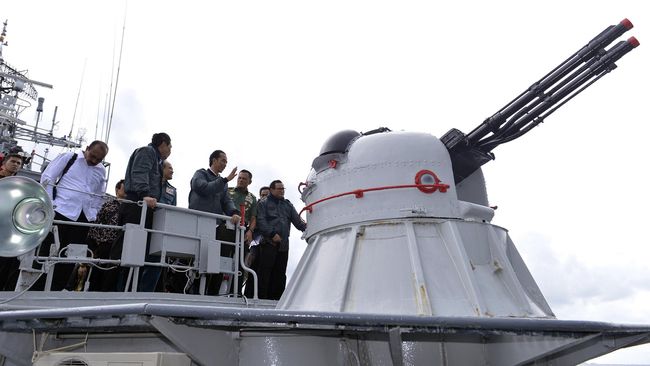 Rapat di Atas Kapal Perang di Natuna, Jokowi 'Gertak' China Presiden RI Joko Widodo mengirim sinyal kuat kepada pemerintah China. Hari ini, ia menggelar rapat di atas kapal perang RI yang menembak kapal China.