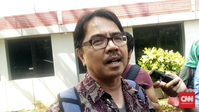 Dirkrimsus Polda Metro Jaya memeriksa Pakar komunikasi UI Ade Armando sebagai saksi atas tuduhan melakukan penistaan agama melalui Facebook.
