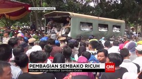 Ribuan Warga Berebut Sembako Gratis