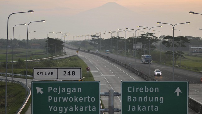 Densus 88 Polri membekuk empat orang penembak dua polisi anggota Patroli Jalan Raya di Kilometer 224 Ruas Tol Pejagan-Cirebon. Dua di antaranya ditembak mati.