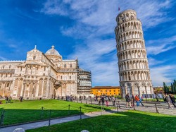 Bukan Cuman Menara Pisa, Ini Deretan Bangunan Miring Lainnya di Dunia