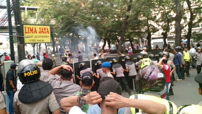 Menurut Ahok, pengunjuk rasa menyadari lokasi RPTRA tak boleh dijadikan tempat tinggal. Namun mereka juga menolak untuk tinggal di rumah susun.