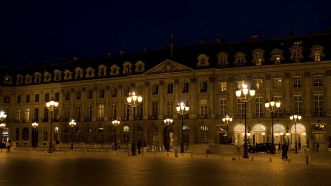 Hotel mewah Ritz di Paris akhirnya dibuka kembali setelah renovasi empat tahun. Hotel ini banyak menyimpan kenangan dari penulis populer Ernest Hemingway.