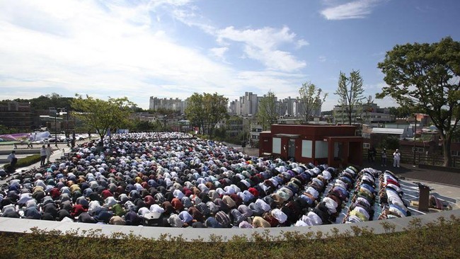 Tak semua bisa berlebaran bersama keluarga. Karena alasan pekerjaan, buruh migran harus rela berlebaran jauh dari keluarga di kampung halaman.