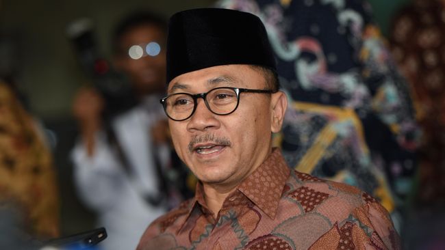 Zulhas Tutup Pidato dengan Pantun Dukung Jokowi-Ma'ruf Amin Tepuk tangan terdengar dari peserta Sidang Tahunan MPR 2019 saat Ketua MPR membacakan pantun berisi ajakan mendukung pemerintahan Jokowi-Ma'ruf.