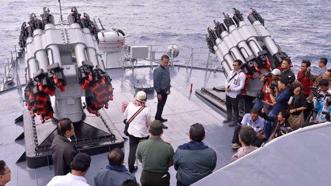 Dalam peringatan HUT TNI, Presiden Jokowi berkomunikasi video secara langsung dengan Komandan Gugus Tempur Laut Koarmada I yang berada di Laut Natuna Utara.