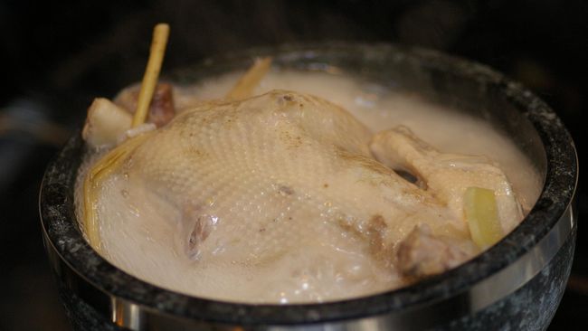 Warga Korea Selatan ternyata punya kebiasan unik di musim panas. Alih-alih pilih es untuk mendinginkan tubuh, mereka pilih semangkuk makanan super panas.