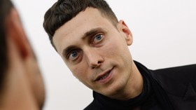 Mantan Desainer YSL Hedi Slimane Gugat Grup Kering