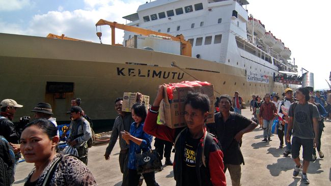 KM Kelimutu milik PT Pelni yang mengangkut ratusan wisatawan dari Pulau Karimunjawa bersandar di Pelabuhan Tanjung Emas, Semarang sekitar pukul 05.00 WIB.