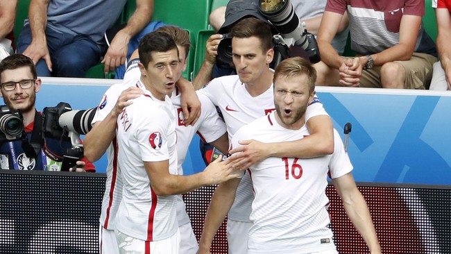 Swiss sempat menyamakan kedudukan 1-1 melalu gol indah Xherdan Shaqiri di babak kedua, namun takluk oleh Polandia lewat drama adu penalti 5-4.