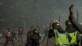 Buntut Kerusuhan, Menpora Akan Hentikan Sementara ISC