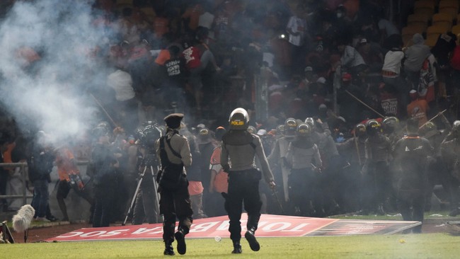 Kemenpora RI juga meminta agar pengurus suporter terkait kerusuhan di GBK harus bertanggung jawab dan tidak lepas tangan dengan insiden tersebut.