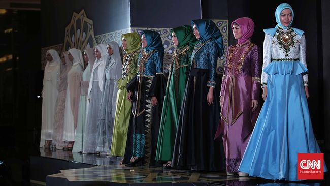 Entah sejak kapan tradisi Lebaran harus memakai baju baru dimulai. Jelang Lebaran tiba, penjualan busana muslim berbagai gaya pun kian meningkat drastis.