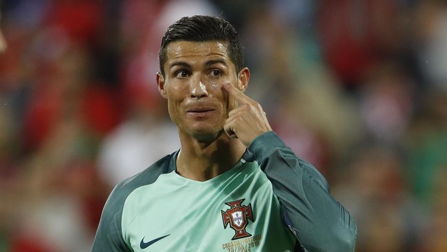Pelatih Portugal Fernando Santos yakin Cristiano Ronaldo tak akan tertekan dengan perhatian yang terarah pada dirinya karena ia sudah terbiasa.