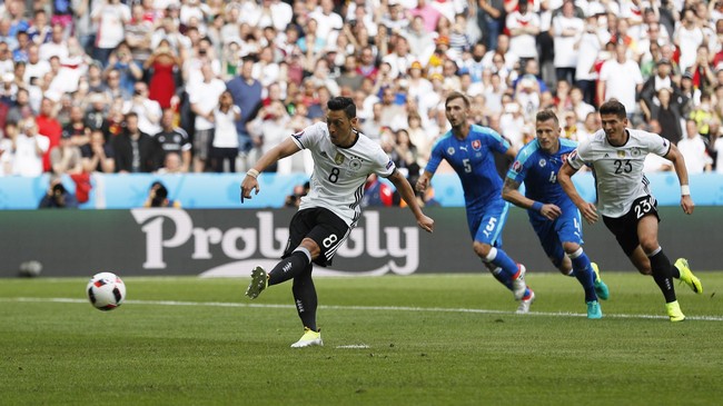 Manuel Neuer sukses menjaga gawang Jerman tak kebobolan sedangkan Mesut Oezil mencatat sejarah buruk usai gagal penalti.
