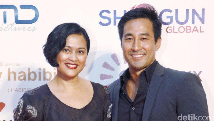 Foto Sarah Sechan bersama suaminya, Neil G Furuno di red carpet film 'Rudy Habibie'