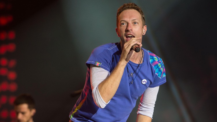 GLASTONBURY, ENGLAND - JUNE 26:  (IMAGES AVAILABLE FOR LICENCE UNTIL SEPTEMBER 26, 2016 ONLY)  Chris Martin of 'Coldplay' performs on the Pyramid Stage on day 3 of the Glastonbury Festival at Worthy Farm, Pilton on June 26, 2016 in Glastonbury, England. Now its 46th year the festival is one largest music festivals in the world and this year features headline acts Muse, Adele and Coldplay. The Festival, which Michael Eavis started in 1970 when several hundred hippies paid just 1, now attracts more than 175,000 people.  (Photo by Ian Gavan/Getty Images)
