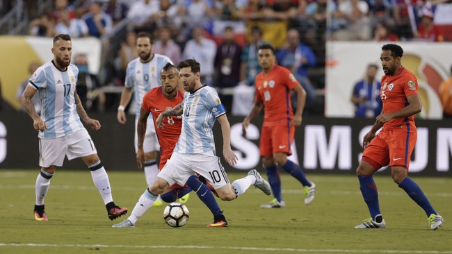 Laga final Copa America Centenario antara Argentina dan Chile tak menghasilkan gol satu pun pada 90 menit waktu normal. Laga dilanjutkan ke dua babak tambahan.