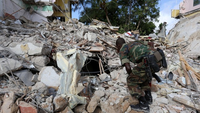 Somalia berduka. Serangan bom dan penembakan di sebuah hotel di Mogadishu, Somalia, ternyata ikut menewaskan seorang menteri.