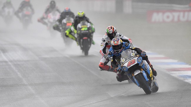 Setengah musim MotoGP 2016 berjalan, sejumlah kejutan yang dihasilkan pebalap non-pabrikan menjadi sorotan tersendiri di sembilan seri yang telah berlangsung.