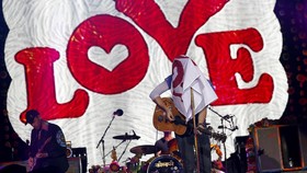 Memori Glastonbury, dari Brexit sampai Viola Beach